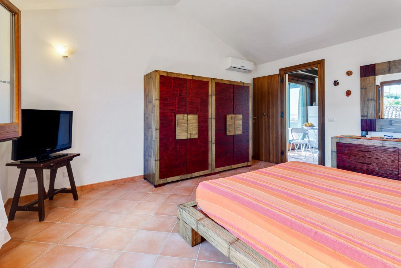 1 dormitori, planxa i posts de planxar i roba de llit 