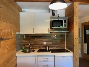 Micro-ondas, cooktop, cafeteira/chaleira, torradeira