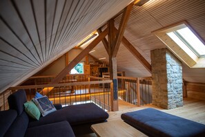 TV connectée, livres, chaîne hi-fi