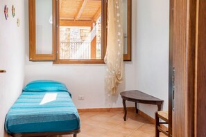 2 habitaciones, tabla de planchar con plancha y ropa de cama 