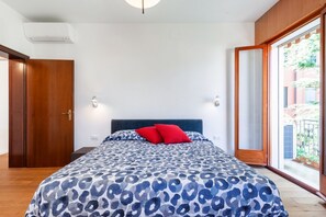 2 bedrooms, iron/ironing board, internet, bed sheets