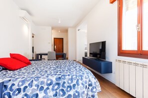 2 slaapkamers, een strijkplank/strijkijzer, internet, beddengoed