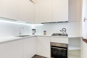 Een oven, een kookplaat, een vaatwasser, een broodrooster