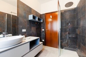 Een douche, een haardroger, een bidet, handdoeken