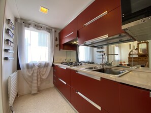 Refrigerador, horno, parrilla de estufa y lavavajillas 