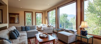 Great spot for a group gathering, 4 bed/3 bath, sleeps 8, hot tub