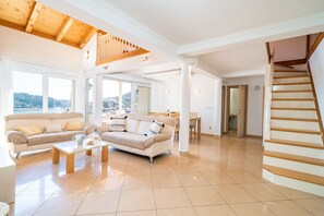 TV, Netflix, streaming services - Cosy and very bright with stunning sea view (Mokošica)