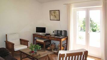 Télévision, jeux vidéo, table de tennis de table, livres