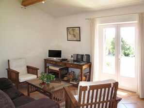 Een televisie, videogames, een tafeltennistafel en boeken