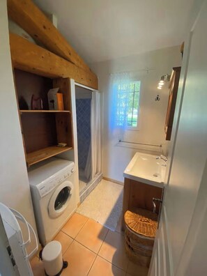 Dusche, Haartrockner, Handtücher, Toilettenpapier