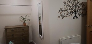 1 غرفة نوم ومكواة/لوح كي وواي فاي مجانًا وملاءات أسرّة