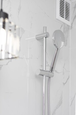 Badewanne, Haartrockner, Handtücher, Shampoo