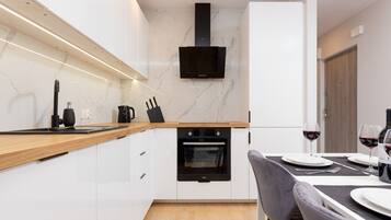 Refrigerador, microondas, horno, placa de cocina