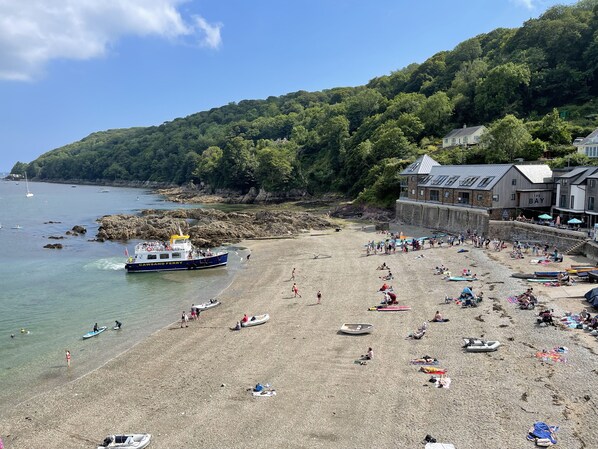 Perto da praia, espreguiçadeiras