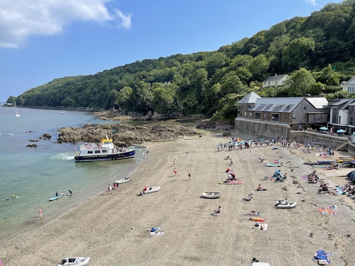 Beautiful 4 Bed house in Kingsand with a very large garden near the sea