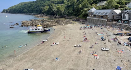 Beautiful 4 Bed house with large garden near the sea