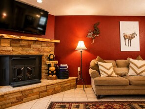 TV, fireplace, DVD player - Mountain Memories, Walk to Ski Area, Town, Fishing (Red River)