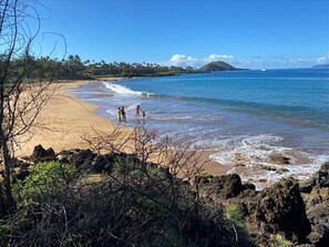 Beach nearby - Spacious, Airy Living with Private Lanai Views (Kihei)