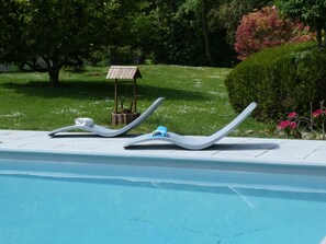 Een buitenzwembad en een verwarmd zwembad