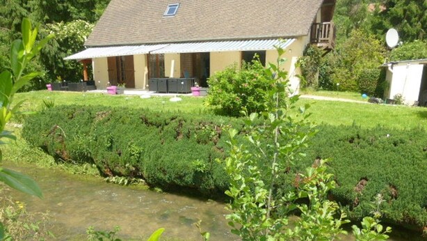 A house with a well-maintained garden and a stream running through it. - VILLA FOUILLEBROC with swimming pool (Touffreville)