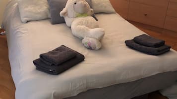 5 bedrooms, desk, iron/ironing board, free WiFi