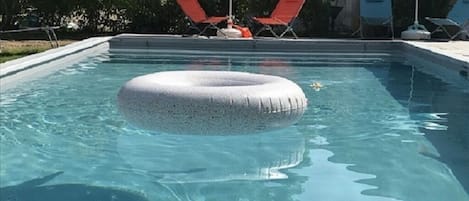 Una piscina al aire libre, una piscina climatizada