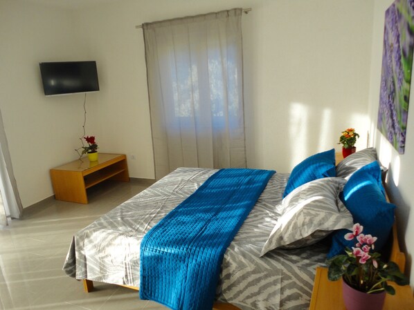 1 bedroom, in-room safe, travel cot, WiFi