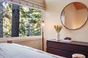5 bedrooms, desk, iron/ironing board, travel crib