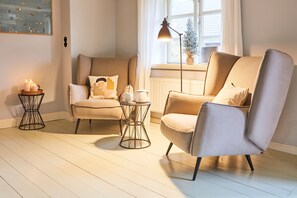 Fernseher, Kamin, Bücher, Arbeitsbereiche