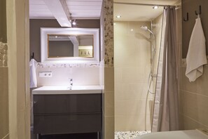 Badewanne, Haartrockner, Handtücher