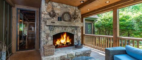 Smart TV, chimenea, reproductor de DVD y tenis de mesa