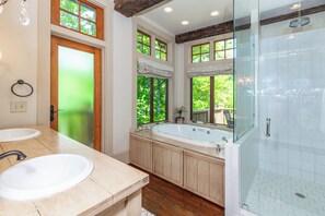 Combined shower/tub, jetted tub, hair dryer, towels