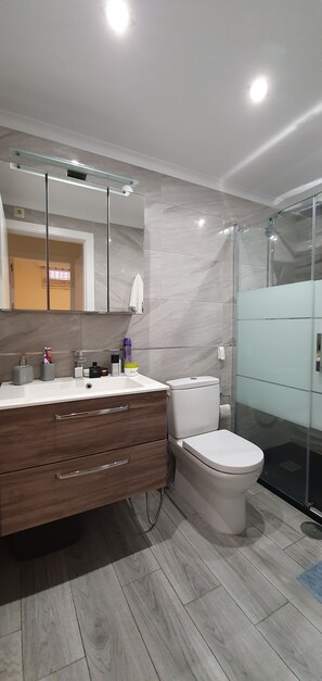 Douche, sèche-cheveux, bidet, serviettes fournies