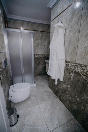 Deluxe Apartment | Bathroom | Shower, free toiletries, hair dryer, slippers - Cihangir By Aydın Suite Hotel (Istanbul)