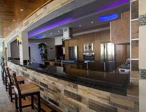 Kühlschrank, Kochgeschirr/Geschirr/Besteck, Esstisch