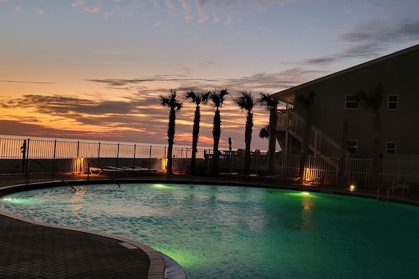 Una piscina cubierta, una piscina al aire libre