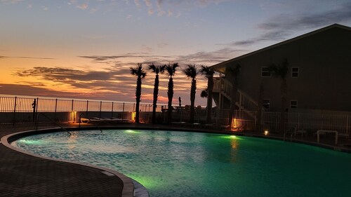 Walk to Pier Park-King Bed-3 Pools-Hot Tubs-Sauna-Movie Theater-Gym-Arcade