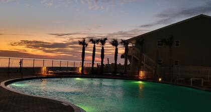 Walk to Pier Park-King Bed-3 Pools-Hot Tubs-Sauna-Movie Theater-Gym-Arcade