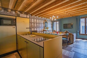 Fridge, microwave, coffee/tea maker, cookware/dishes/utensils - Corte Rubbi 9 Canal View (Venice)