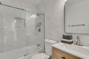 Badekar, hårtørrer, håndklæder, Shampoo