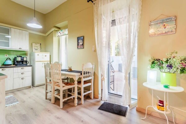 Fridge, oven, coffee/tea maker, toaster