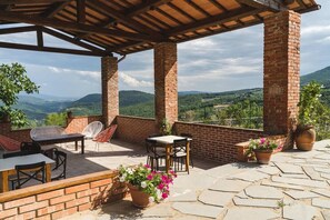 Outdoor dining - Le Fonti - Monteloro, large and bright (Pontassieve)