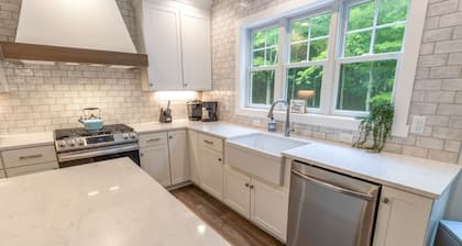 Hot tub & Pool in Gorgeous Wooded Community