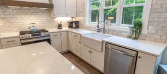Hot tub & Pool in Gorgeous Wooded Community