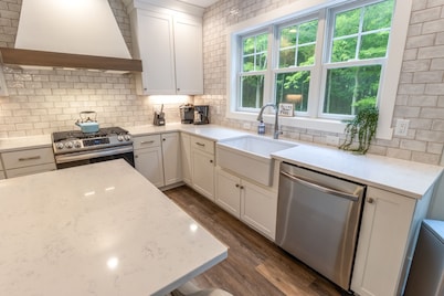 Hot tub & Pool in Gorgeous Wooded Community