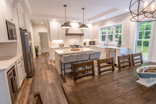 Hot tub & Pool in Gorgeous Wooded Community