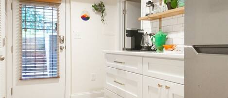 Kylskåp, mikrovågsugn och kaffe- och tebryggare