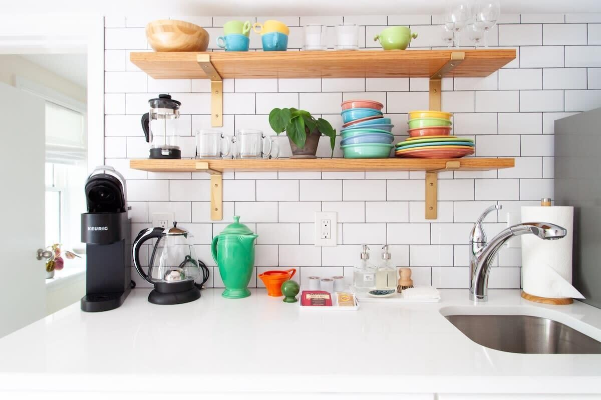 Kühlschrank, Mikrowelle, Wasserkocher mit Kaffee-/Teezubehör