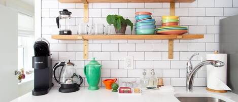 Kühlschrank, Mikrowelle, Wasserkocher mit Kaffee-/Teezubehör