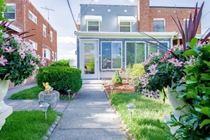 Property grounds - ✶ GORGEOUS HOME TUCKED AWAY IN GREENER PART OF TOWN ✶ TRANSIT-FRIENDLY ! (Washington)